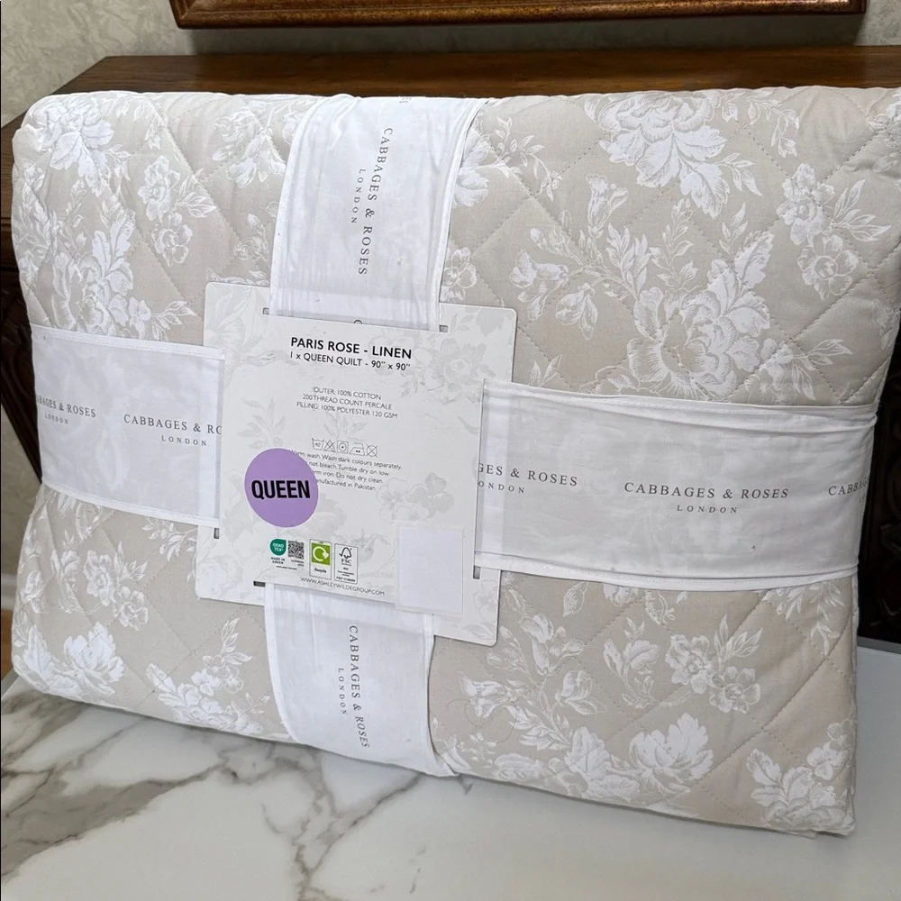Cabbages & Roses London Tan/beige Floral Queen Quilt. 90” x 90”. 200 thread ct.